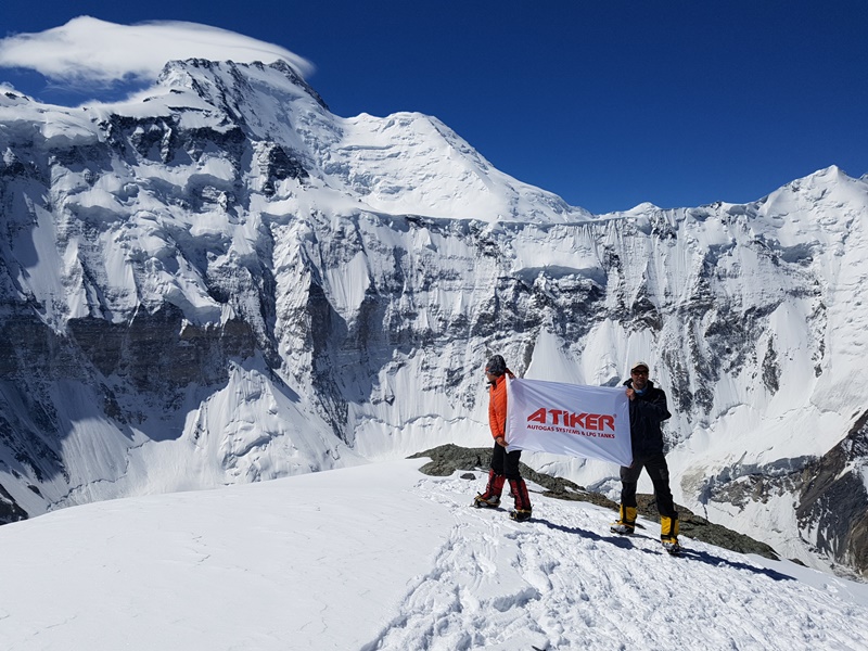 Pamir Dağları’nın zirvesinde Atiker bayrağı